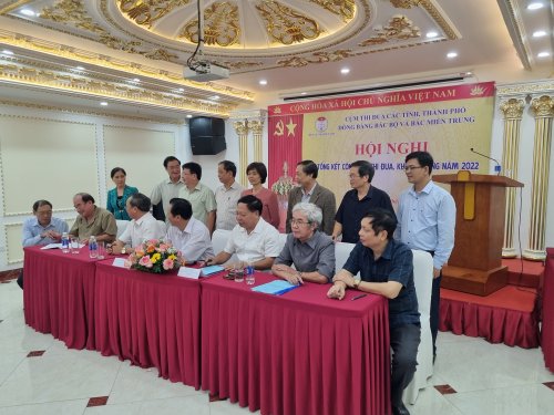 Đồng chí Lê Thị Kim Thanh chứng kiến ký kết Giao ước Thi đua năm 2023.jpg