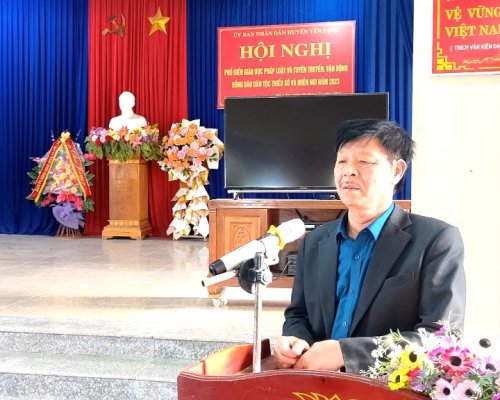 Chủ tịch Hội Luật gia huyện Yên Định Ngô Ngọc Khanh giới thiệu các văn bản pháp luật.jpg